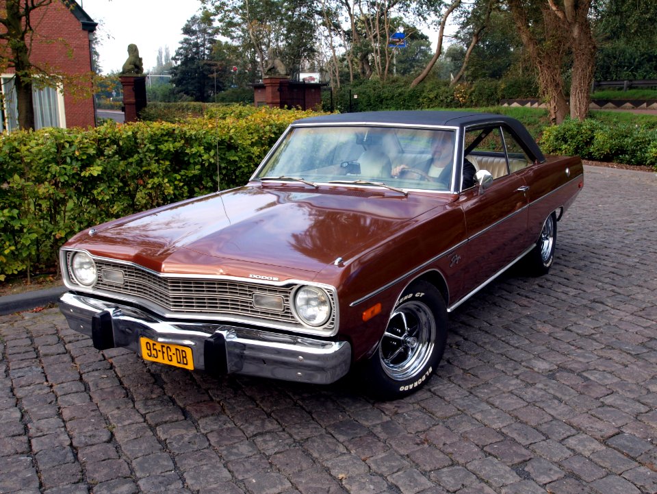 1973_Dodge_Dart_Swinger_photo-4