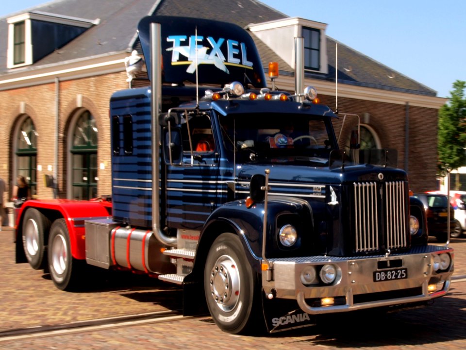 1974_Scania_LS11038SHRE_(1974),_Dutch_licence_registration_DB-82-25_pic1