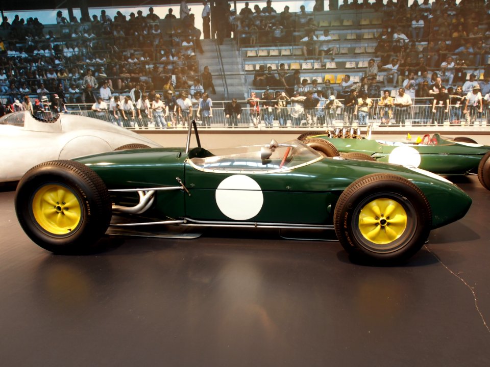 1961_Lotus_F1_type_18,_4_cylinder,_245hp,_2495cm3,_240kmh,_photo_2