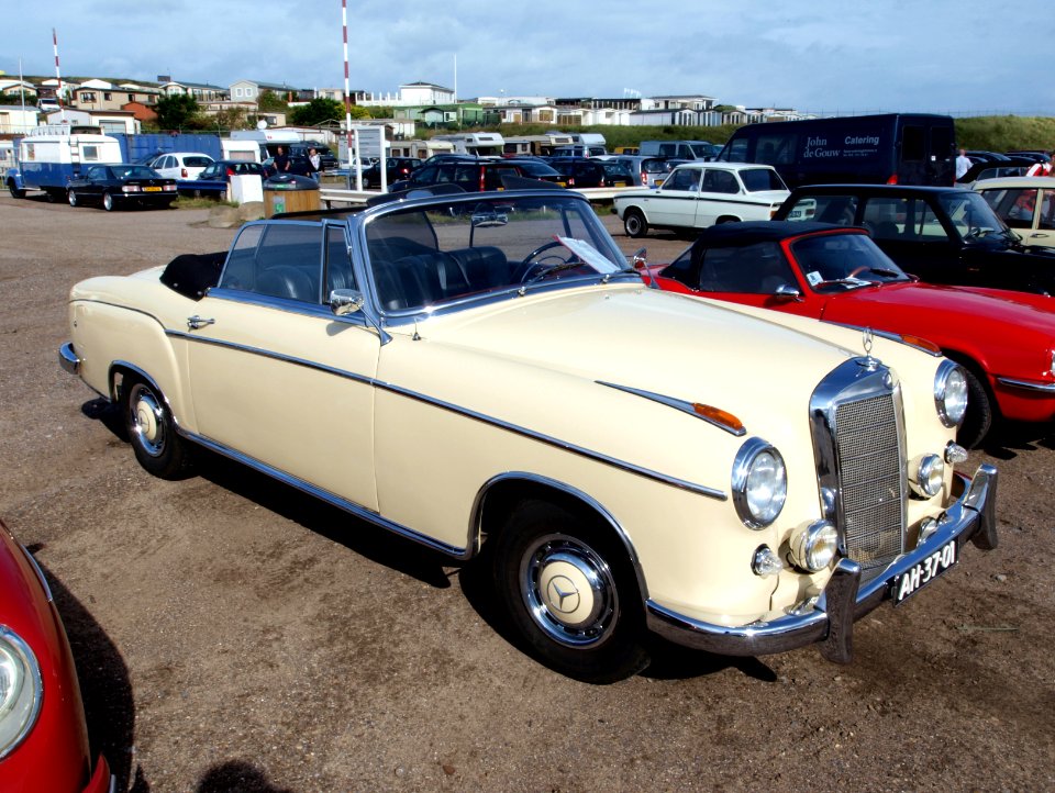 1958_Mercedes-Benz_220SE_pic1