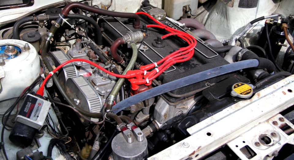 1975_Toyota_Carina_1600GT_engine_room