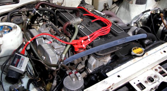1975_Toyota_Carina_1600GT_engine_room