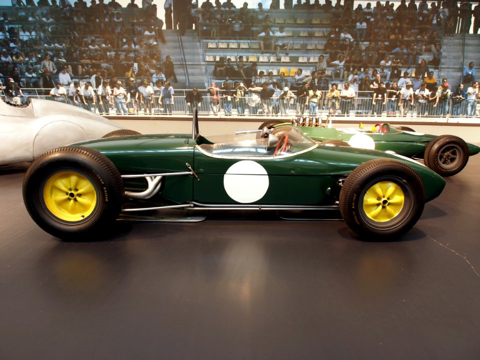 1961_Lotus_F1_type_18,_4_cylinder,_245hp,_2495cm3,_240kmh,_photo_3