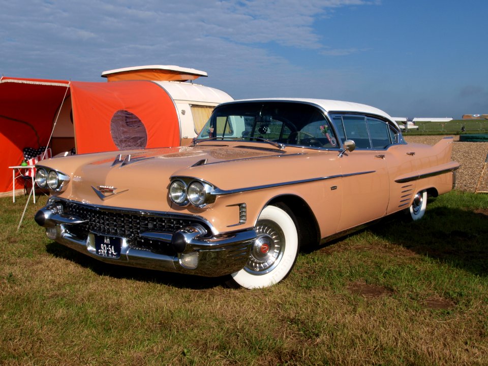 1958_Cadillac_Sedan_de_Ville