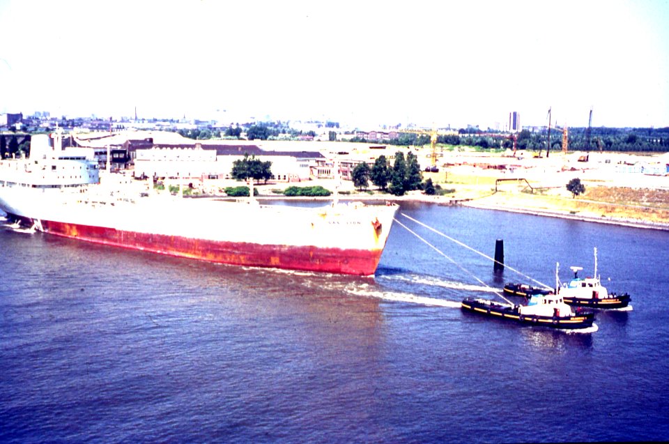 1972?_Tanker_Gas_Lion_gezien_vanaf_Brienenoordbrug_circa_1972