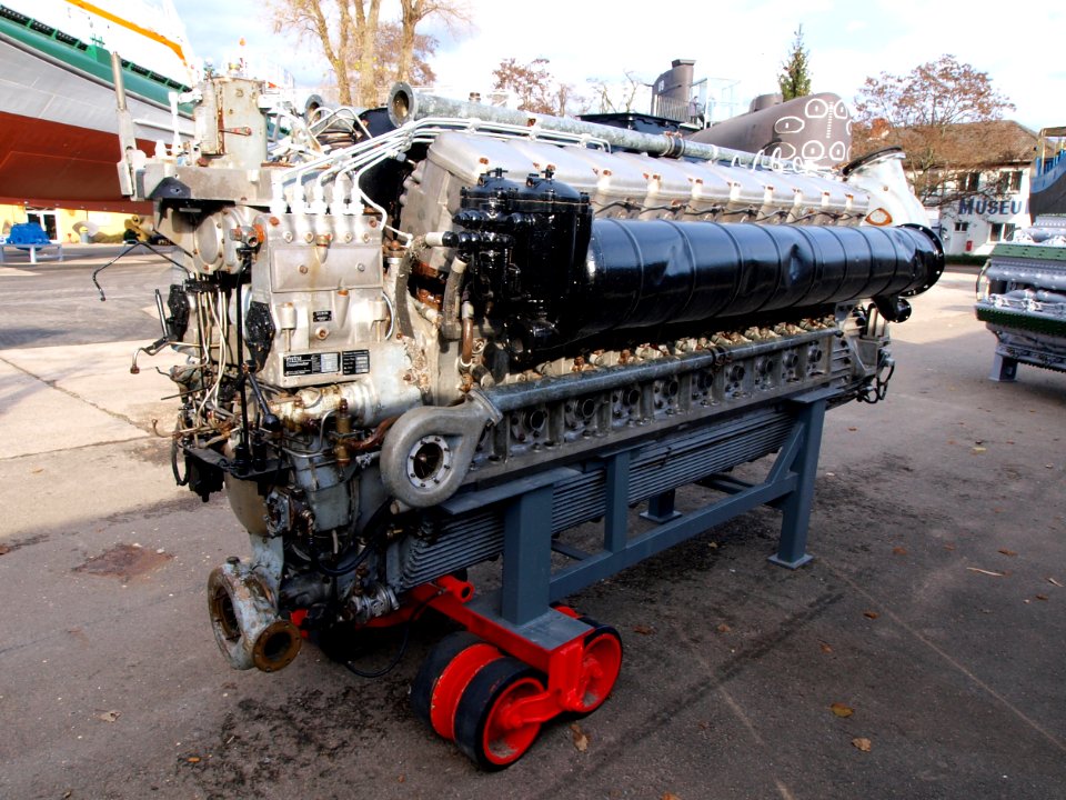 1973_MTU_ship_diesel_engine_pic2