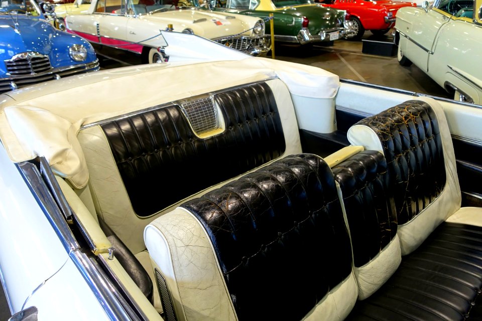 1959_Cadillac_Convertible_Coupe_Series_62_interior_-_Automobile_Driving_Museum_-_El_Segundo,_CA_-_DSC01518