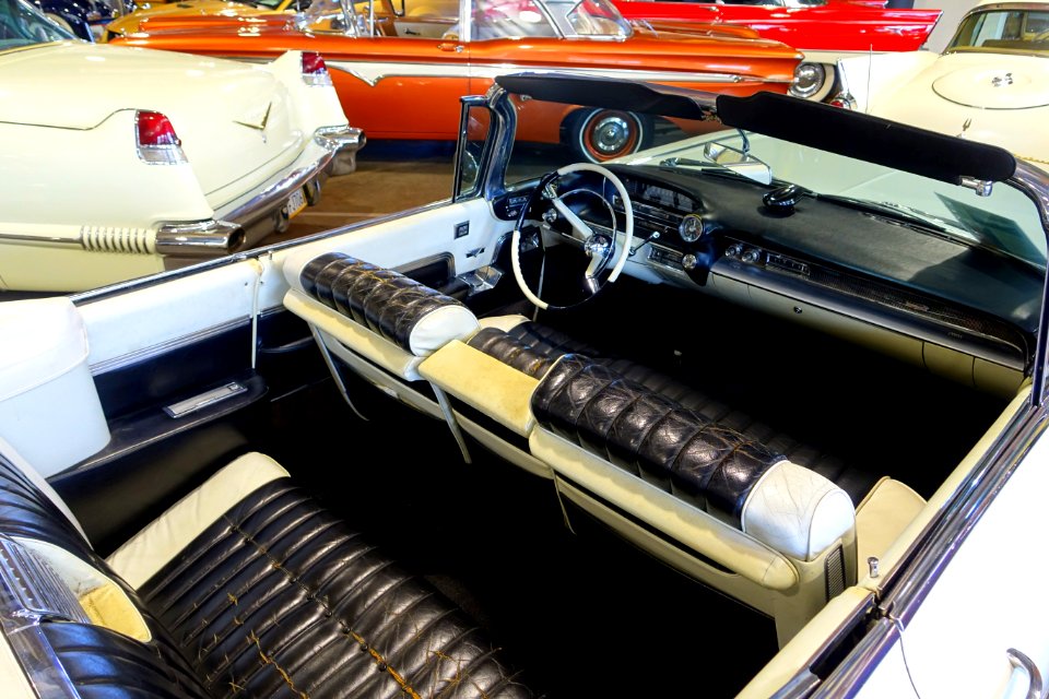 1959_Cadillac_Convertible_Coupe_Series_62_interior_-_Automobile_Driving_Museum_-_El_Segundo,_CA_-_DSC01514