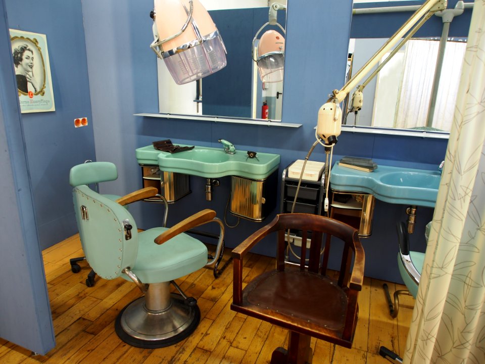 1960_Friseursalon,_Auto_&_Uhrenwelt_Schramberg_museum_bild_1