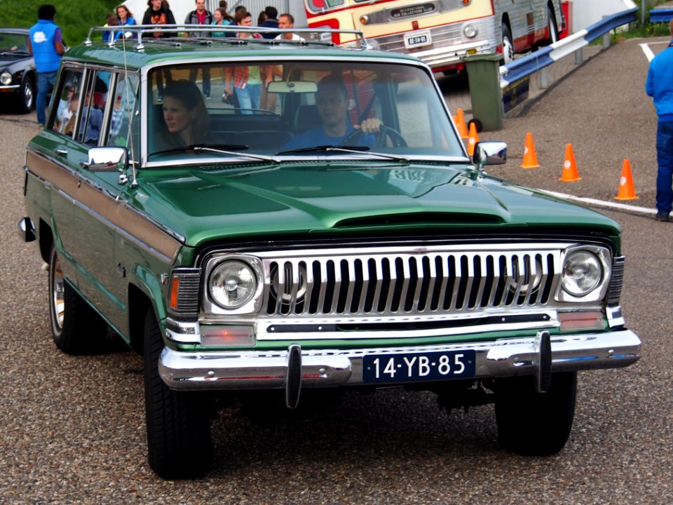 1973_JEEP_WAGONEER,_licence_14-YB-85,_pic2