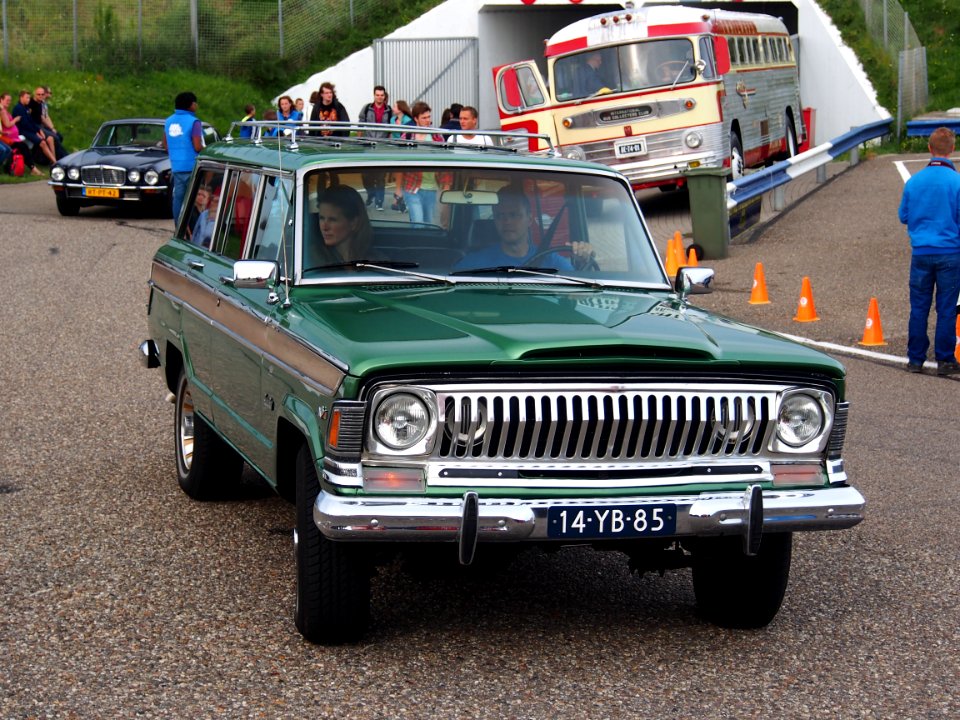 1973_JEEP_WAGONEER,_licence_14-YB-85,_pic1