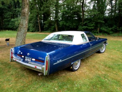 1974_Cadillac_Coupe_de_Ville_pic-002