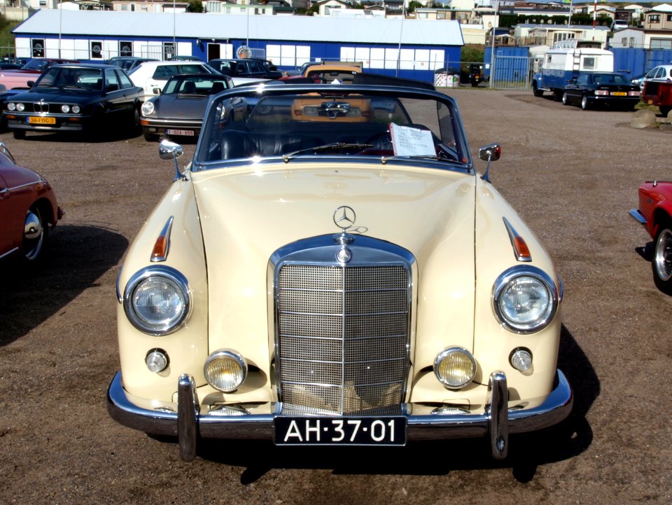 1958_Mercedes-Benz_220SE_pic2