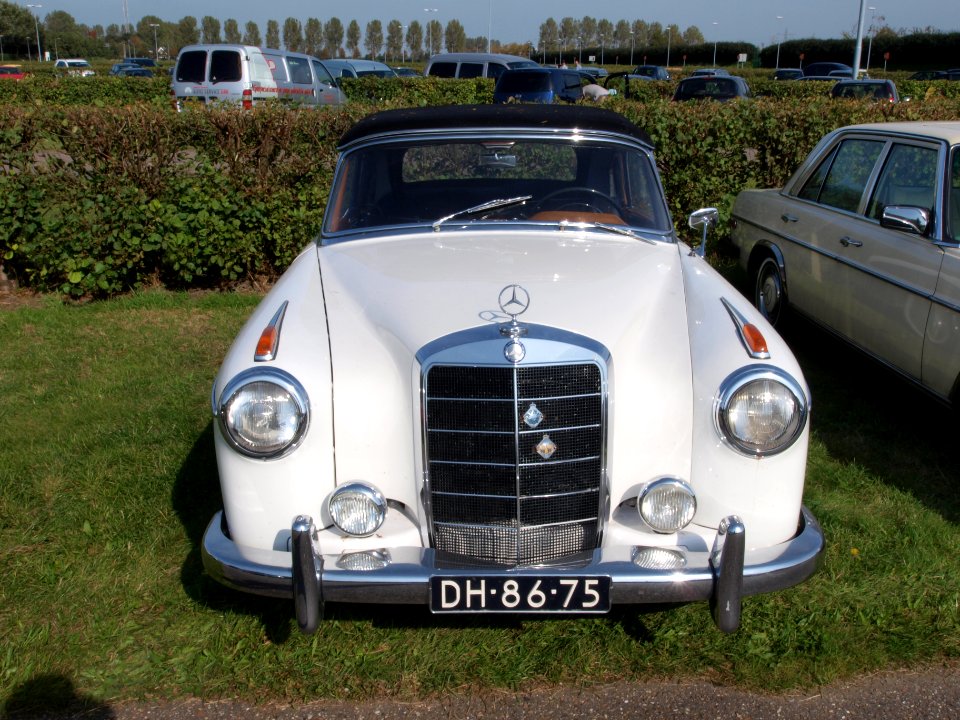1958_Mercedes-Benz_220S_photo-4