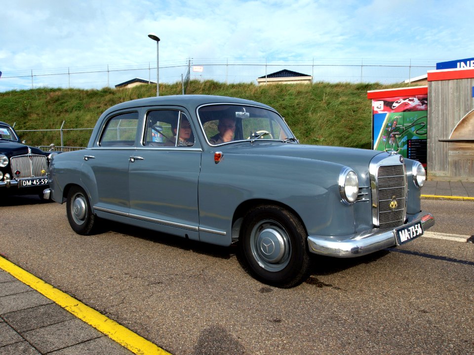 1961_Mercedes-Benz_190_pic1