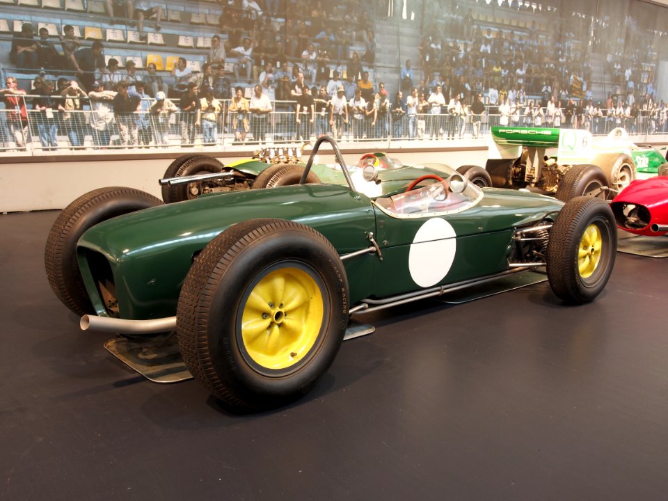 1961_Lotus_F1_type_18,_4_cylinder,_245hp,_2495cm3,_240kmh,_photo_4
