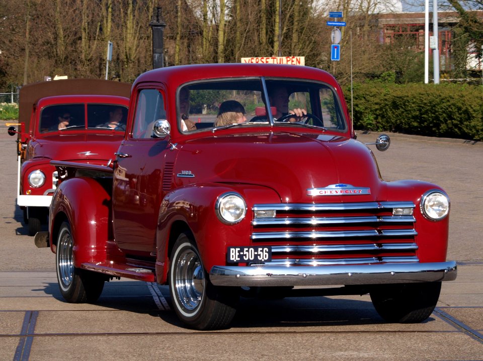 1953_Chevrolet_3100_Pick-Up,_Dutch_licence_registration_BE-50-56,_pic2