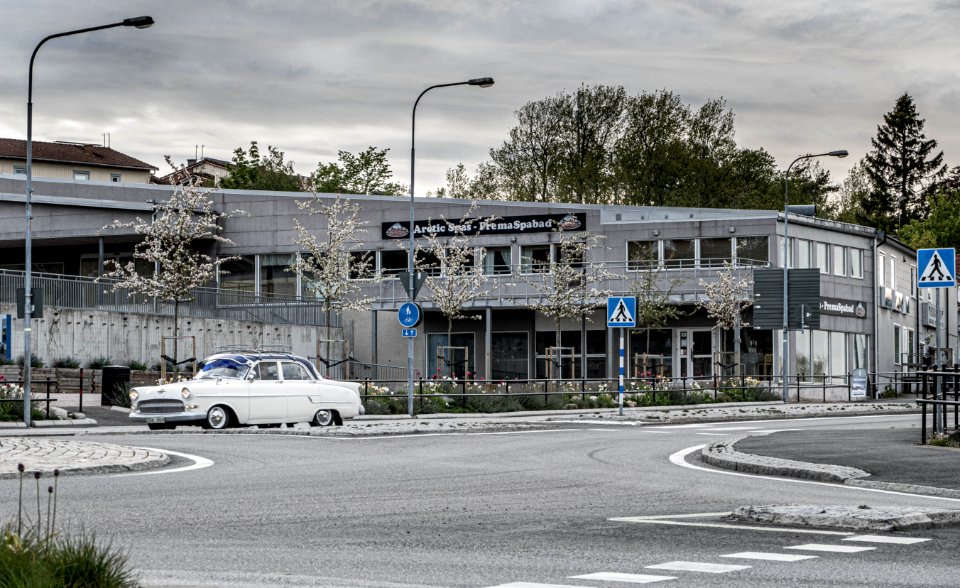 1957_Opel_Kapitän_by_the_roundabout_in_Brastad