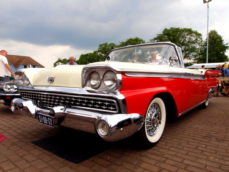 1959_Ford_Farlane_Galaxie,_Dutch_licence_registration_SJ-08-GY_p2