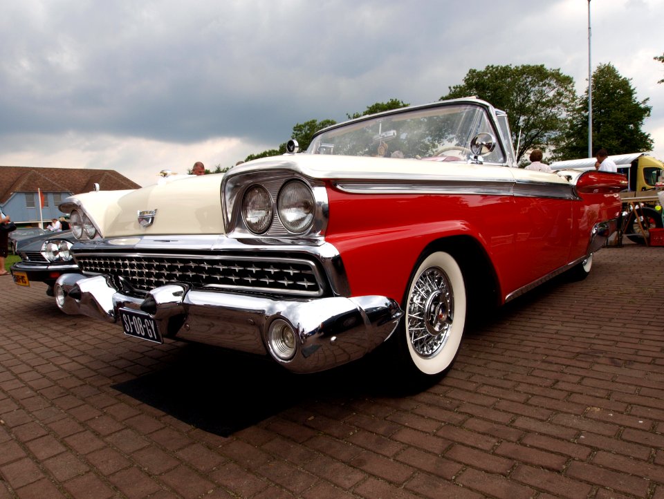 1959_Ford_Farlane_Galaxie,_Dutch_licence_registration_SJ-08-GY_p1