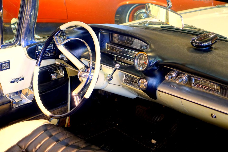 1959_Cadillac_Convertible_Coupe_Series_62_interior_-_Automobile_Driving_Museum_-_El_Segundo,_CA_-_DSC01516