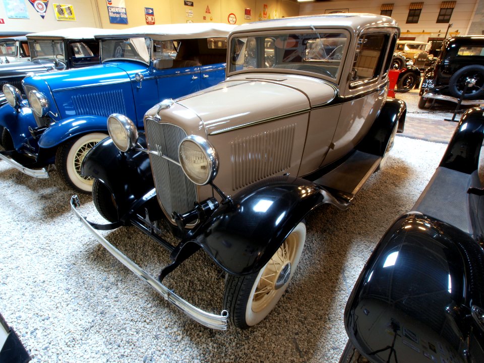1932_Ford_520_Coupe_pic1