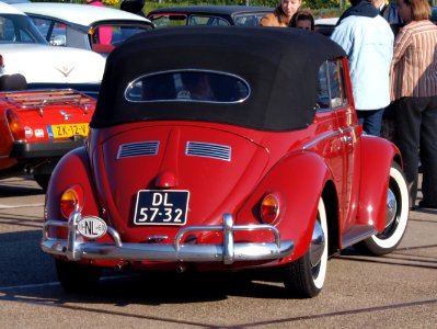 1960_Red_Volkswagen_Kever_cabrio,_licenceno_DL-57-32,_pic2
