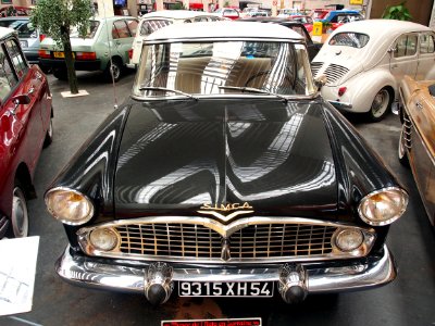 1960_Simca_Vedette,_8_cylinders_2351_cm3,_84hp_pic1