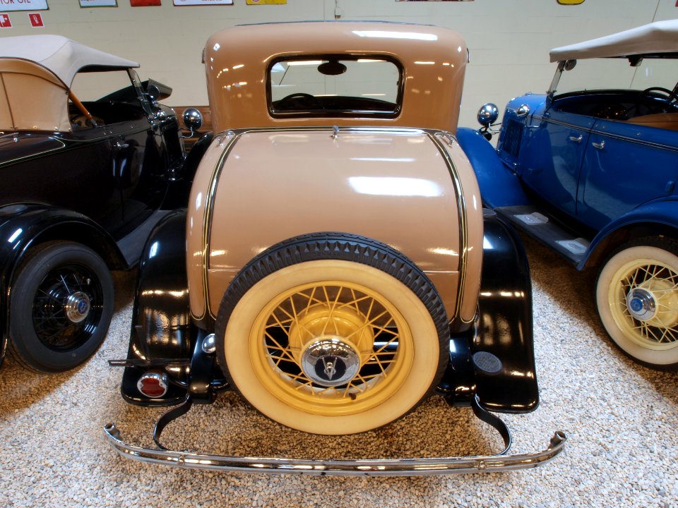 1932_Ford_520_Coupe_pic3