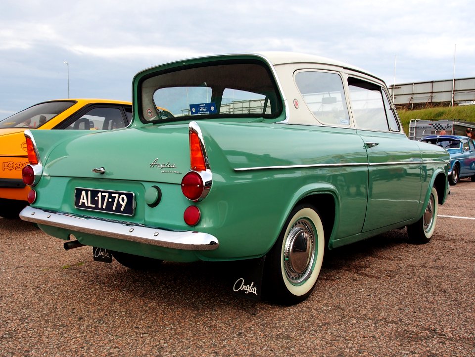 1960_Ford_105E_Anglia,_licence_AL-17-79,_pic5
