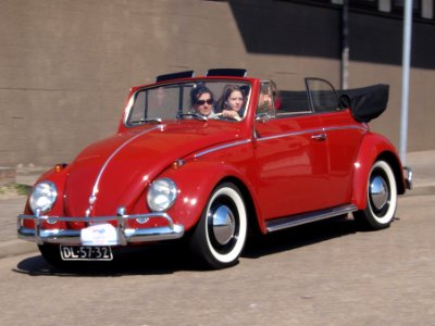 1960_Red_Volkswagen_Kever_cabrio,_licenceno_DL-57-32,_pic1