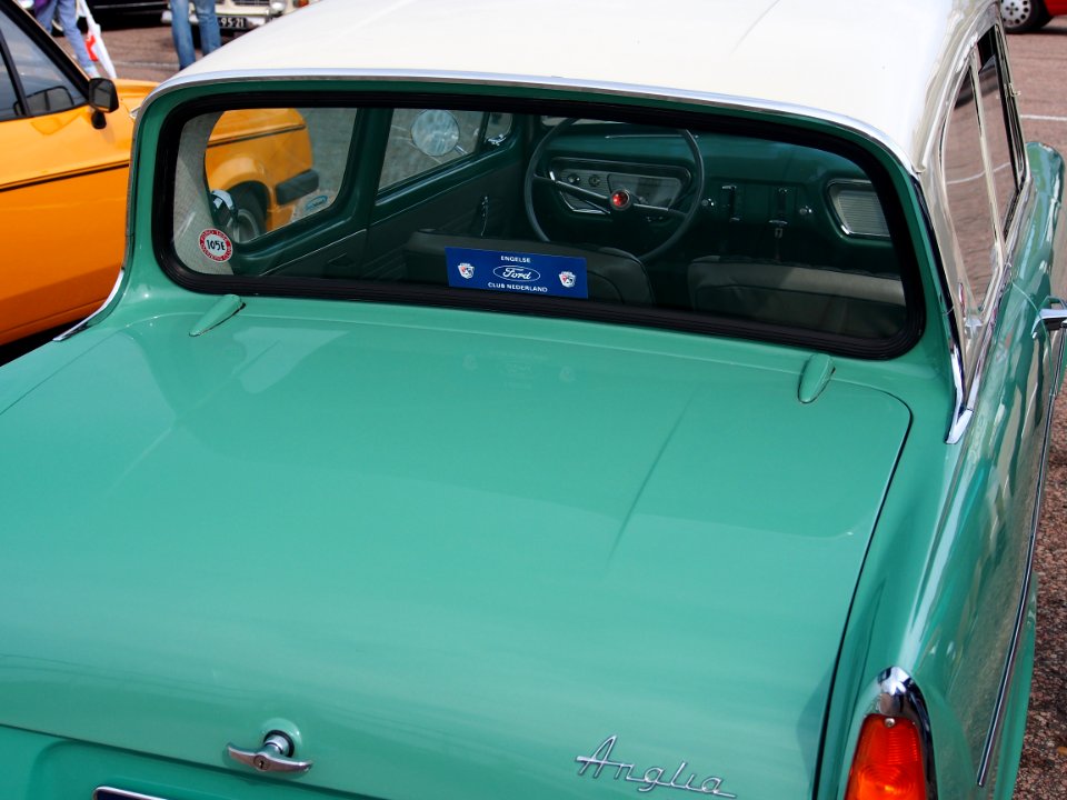 1960_Ford_105E_Anglia,_licence_AL-17-79,_pic1