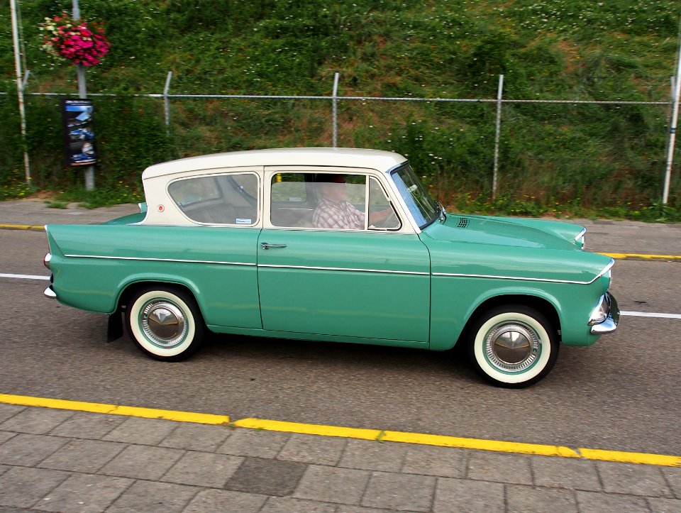 1960_Ford_105E_Anglia,_licence_AL-17-79,_pic7