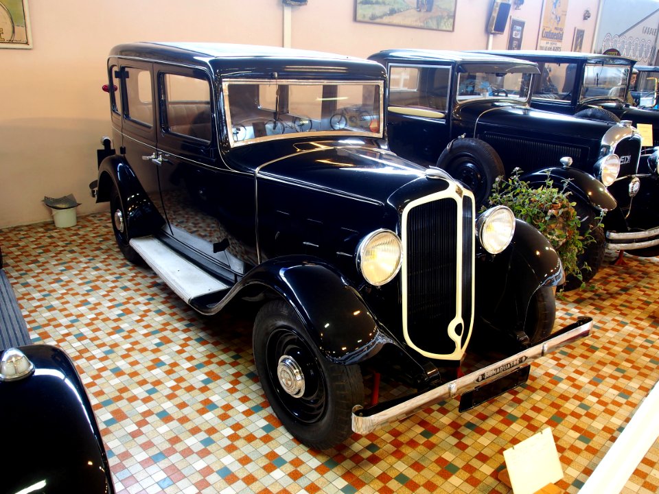 1932_Renault_YN_I,_Mona4,_7cv_1460cc_at_the_Musée_Automobile_de_Vendée_pic-1
