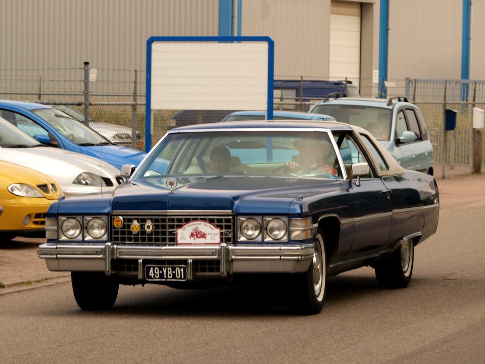 1974_Cadillac_Coupe_de_Ville_pic-004