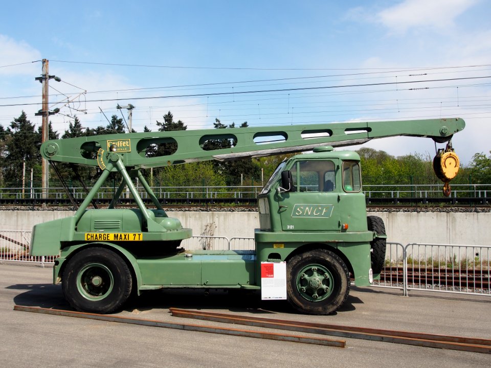 1960_Camion_Grue_Routiere_Griffet,_Cite_du_train_photo_3