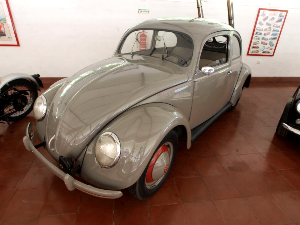 1952_Volkswagen_Carocha,_25hp,_1130cc,_120kmh_photo1