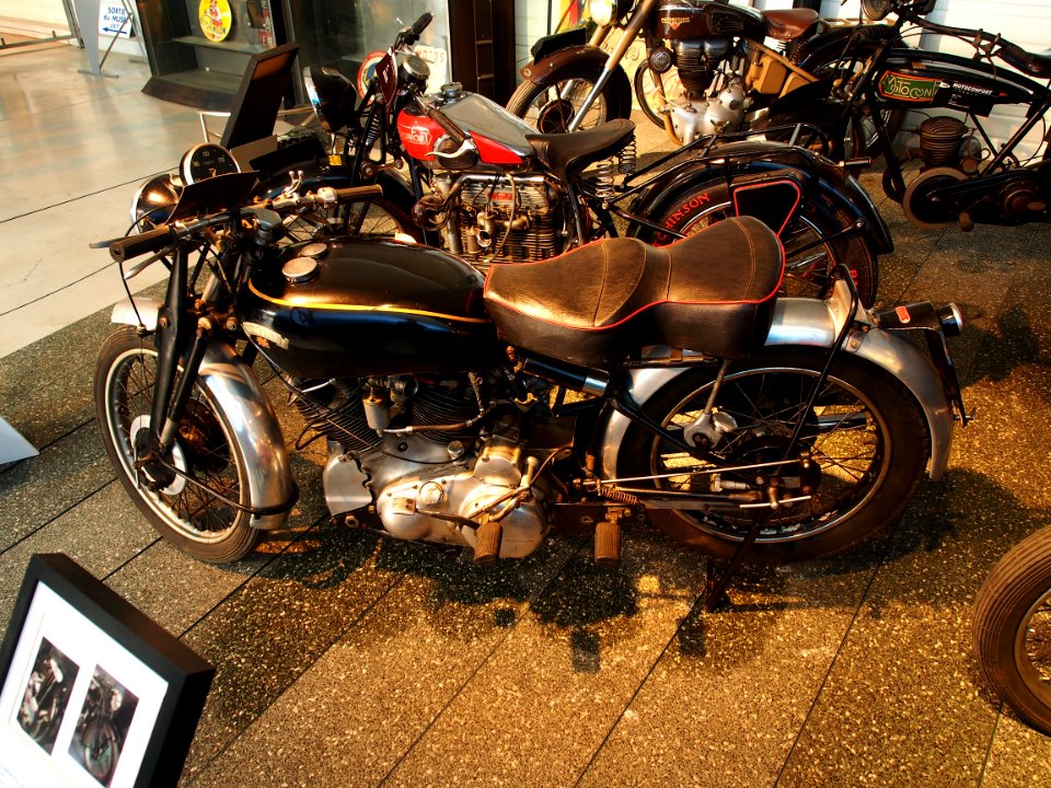 1952_Vincent_HRD_Rapide_9cv,_Musée_de_la_Moto_et_du_Vélo,_Amneville,_France,_pic-002