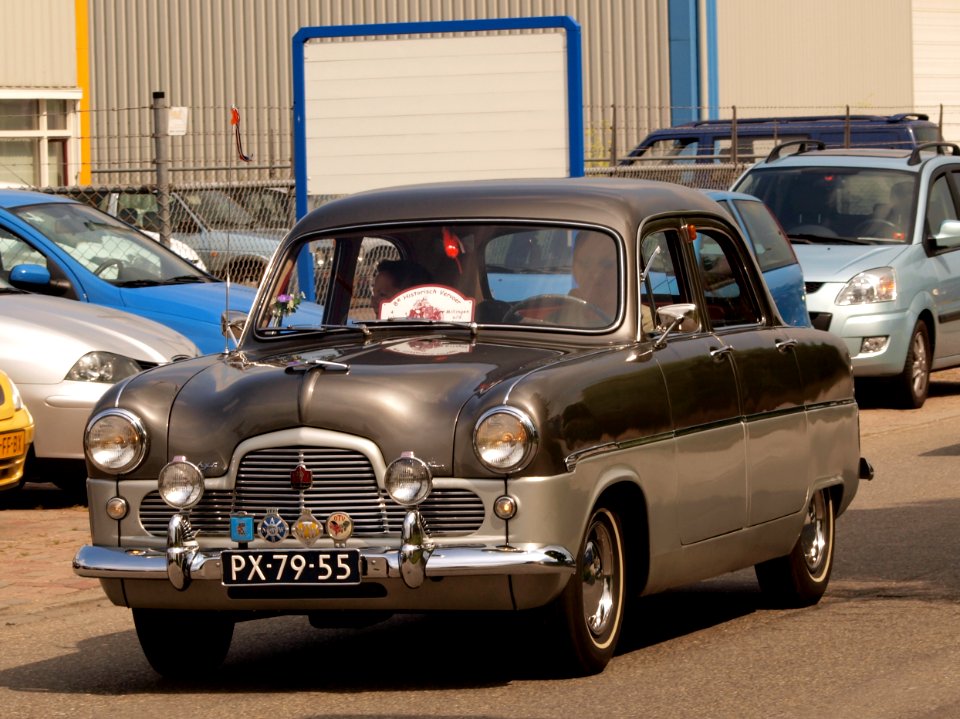1954_Ford_Zephyr_Six_pic1