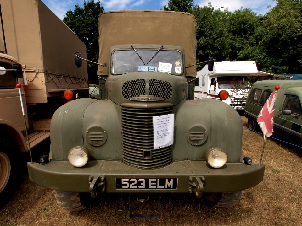 1953_Commer_Q4_Cargo_truck_pic1