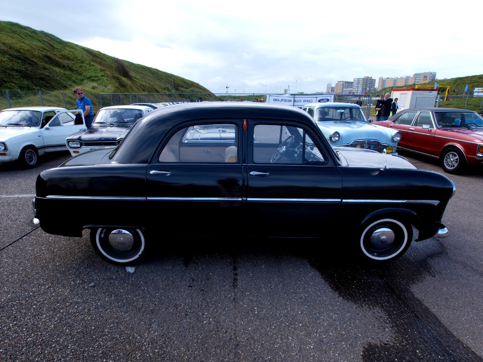 1954_Ford_Consul_pic4