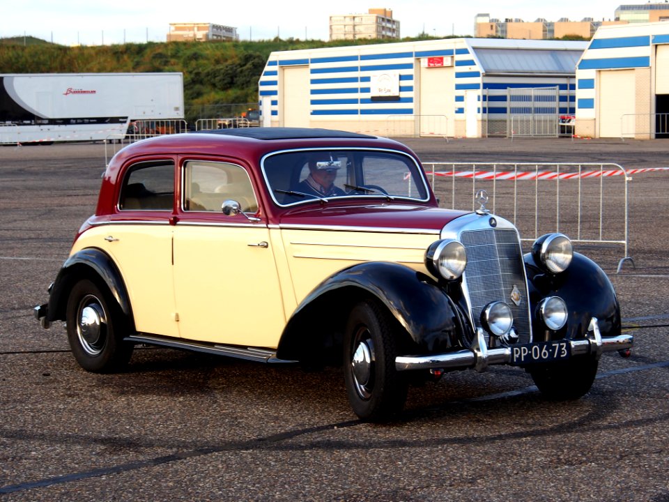 1953_Mercedes-Benz_170S_pic1