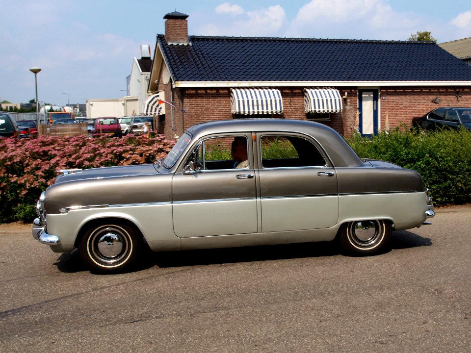 1954_Ford_Zephyr_Six_pic3