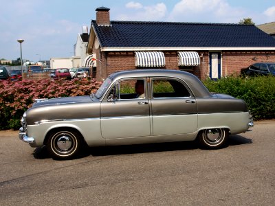 1954_Ford_Zephyr_Six_pic3