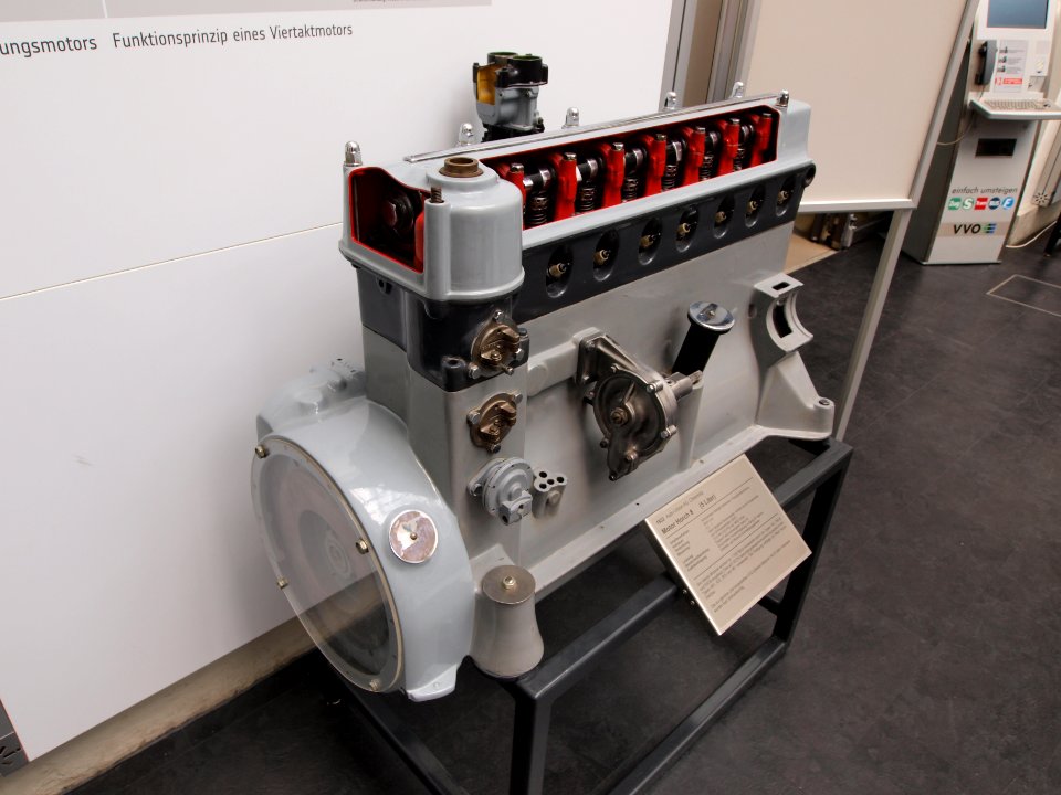 1932_engine_of_a_Horch_8_(5_liter)_pic1