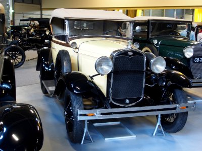 1931_Ford_A_40B_Luxe_Roadster_pic2
