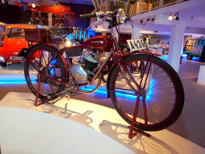 1938_Husqvarna_motorcycle_pic1_Teknikens_och_Sjöfartens_hus,_Science_and_Maritime_House