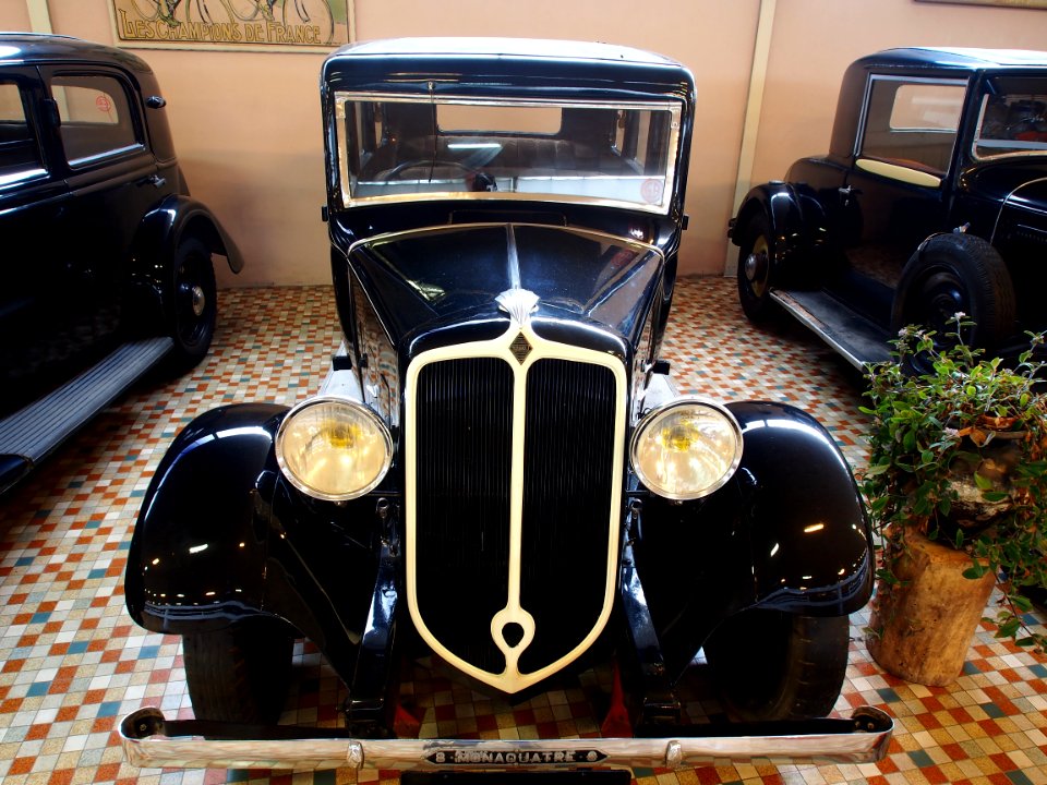 1932_Renault_YN_I,_Mona4,_7cv_1460cc_at_the_Musée_Automobile_de_Vendée_pic-2