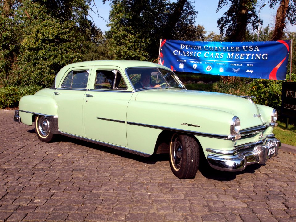 1951_Chrysler_Windsor_De_luxe_photo-8