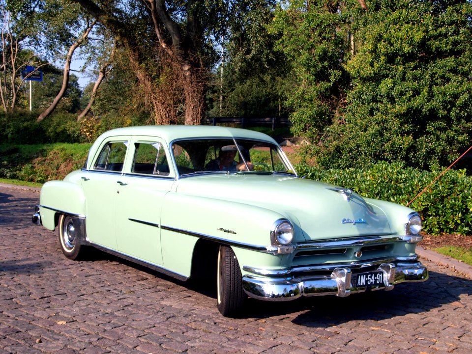 1951_Chrysler_Windsor_De_luxe_photo-3